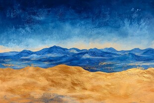 蓝色天际下的沙漠与山脉