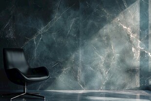 深绿大理石墙前的黑皮椅