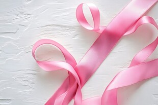 粉色丝带优雅摆放在白背景