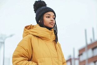 穿黄棉衣戴帽的年轻女性