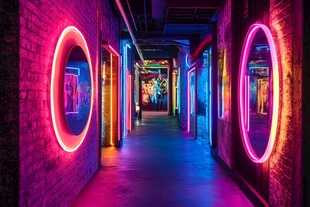 霓虹幻彩的酷炫走廊空间