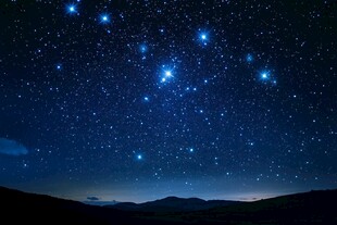 璀璨星空下的壮丽自然景象