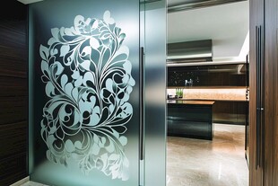 雕花玻璃门后的现代厨房