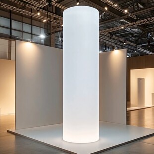 展厅内的发光圆柱形展示体
