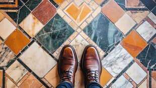 脚下复古拼花地砖与皮鞋