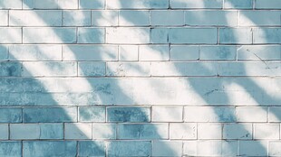 蓝白砖墙光影纹理特写