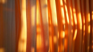 阳光洒入的暖色窗帘