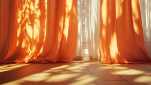 阳光透过橙色窗帘洒入室内