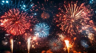 璀璨烟花绽放夜空