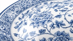 青花瓷盘上的精美花卉图案