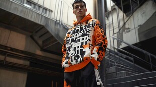 潮流男士身着个性连帽衫