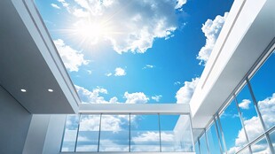 阳光洒入现代玻璃建筑空间