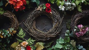 手工藤编花环与多彩花卉