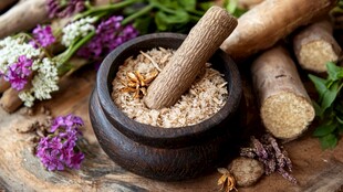 传统药臼与多样草本植物