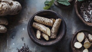 碗中牛蒡根及周边多样食材