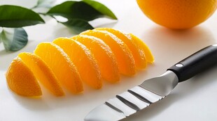 鲜橙切片与刀具的清新组合