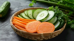 竹篮里的新鲜胡萝卜与黄瓜