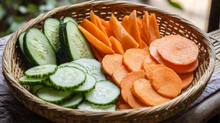 竹篮中的黄瓜胡萝卜切片