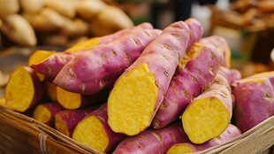 新鲜紫皮红薯堆于筐中