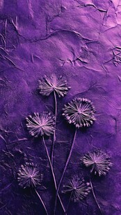 紫色背景上的精致蒲公英