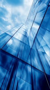 现代玻璃建筑的天空之景