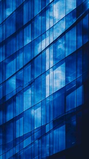 蓝色玻璃幕墙建筑外观