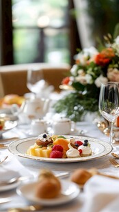 精致餐桌布置与美味甜点