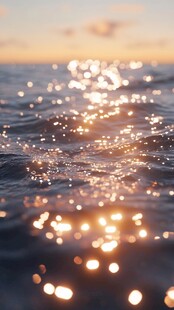 夕阳下波光粼粼的海面