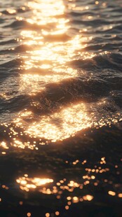 金色波光粼粼的海面美景