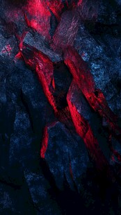 炽热岩浆穿透暗黑岩石