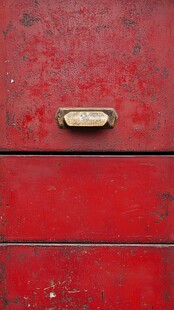复古红抽屉上的金属拉手