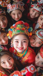 身着民族服饰的青春少女