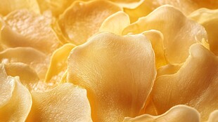 金黄薯片特写诱人美味