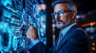 商务男士专注操作科技屏幕