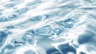 波光粼粼的清澈水面