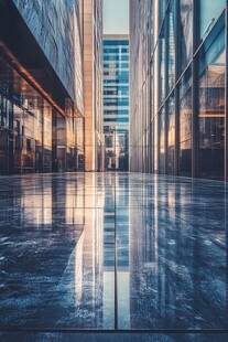 都市高楼间的静谧反光步道