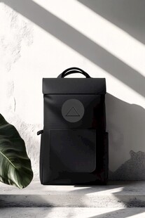 简约黑色双肩背包时尚展示