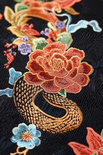 精美中式刺绣花卉与蛇纹