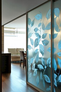 蓝叶花纹玻璃隔断的室内景