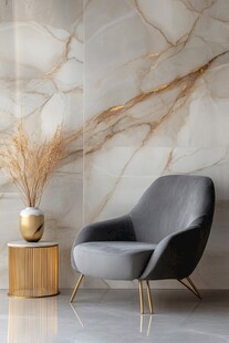 优雅大理石墙前的休闲座椅