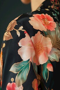 黑色印花美裙局部特写