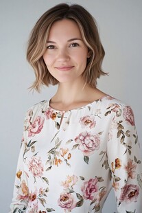 穿花卉上衣的微笑女士