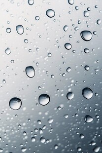 玻璃上的晶莹水滴