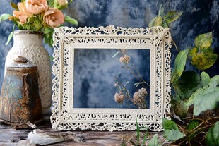 复古相框与花卉静物组合