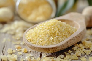 木勺中的金黄粗粒砂糖