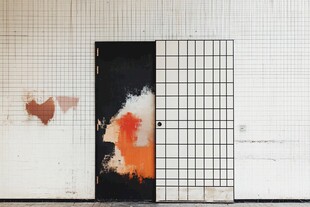 几何与色彩碰撞的墙面艺术