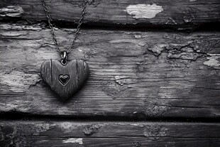 木质心形项链置于斑驳木面