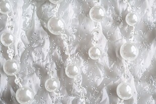 珍珠串饰在雪绒背景下