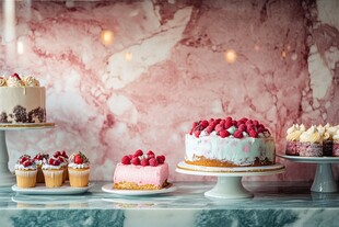 精美甜点展示于优雅空间