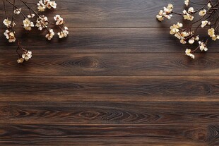 木质桌面配精致花卉装饰